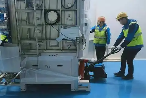 精密設備搬運中電動(dòng)叉車(chē)的使用注意事項
